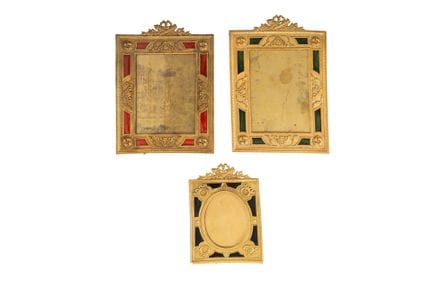 Set di tre cornici in ottone dorato con smalto col