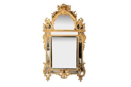 Specchio con frontone e cornice in legno modanato 