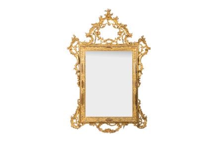 Specchio in legno intagliato e dorato con decorazi