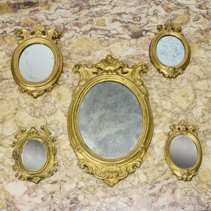 Serie di cinque piccoli specchi in rame e ottone s