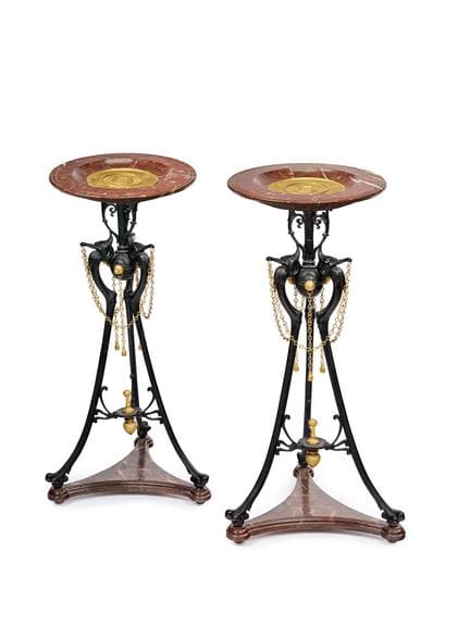 Coppia di vassoi dalla patina marrone in stile neo
