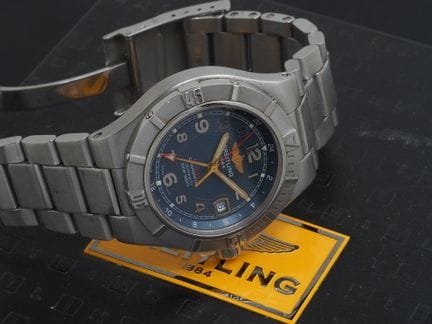 BREITLING réf. A32370
Montre de poignet en acier. 