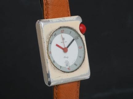 LIP Mach 2000
Wristwatch in cream-lacquered steel.