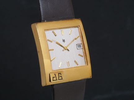 LIP 
Gold-plated wristwatch. Rectangular case with