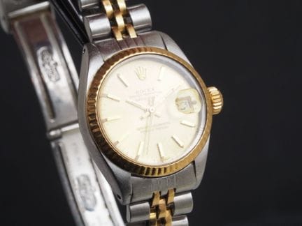 劳力士 Datejust 型号 6917
女士金钢双色腕表。蚝式表壳，配以金质凹槽表圈。旋入式表背。