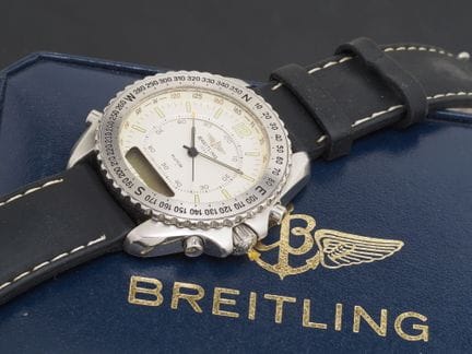 百年灵 Navitimer Pluton 型号 A51038
腕上计时码表。圆形不锈钢表壳，配有刻度