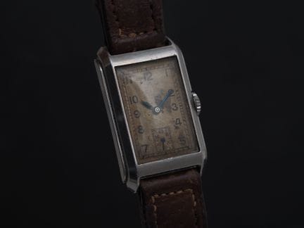 OMEGA
Montre de poignet en acier. Boitier rectangu