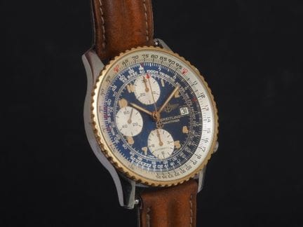 百年灵 Old Navitimer 型号 D13022
钢带计时码表。圆形表壳，配有用于调节计算尺的