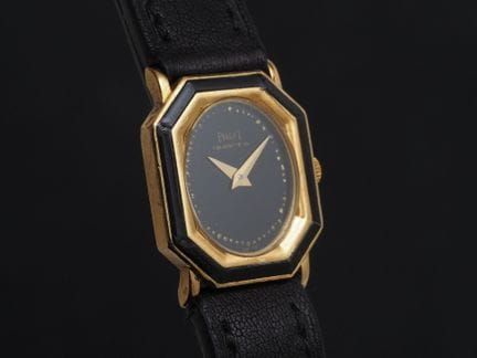 伯爵（PIAGET）型号 8341
18K黄金女士腕表。造型独特的表壳，配缟玛瑙表圈。表冠无品牌标识