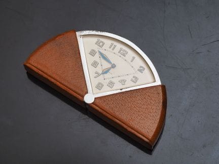 ANONYM, um 1933
Verchromte Reisestanduhr in einem 