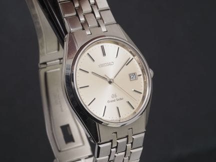 GRAND SEIKO 型号 9587-8000
不锈钢腕表。表壳
银色缎面太阳纹表盘。棒形指针。3