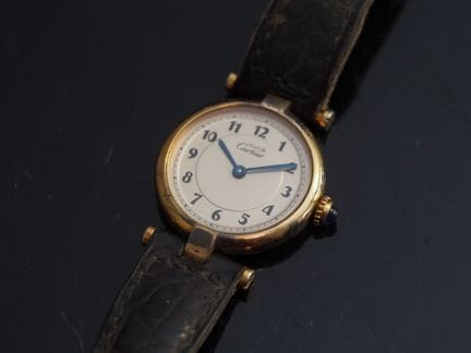 卡地亚 Must Vendome
镀金腕表。圆形表壳，带阶梯式表耳。旋入式表背。凸圆形表冠。
银色表
