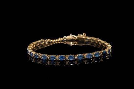 Armband aus 750er Gelbgold, bestehend aus 25 Medai