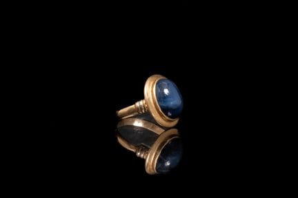 Ring aus 750er Gelbgold mit einem ovalen Saphir-Ca