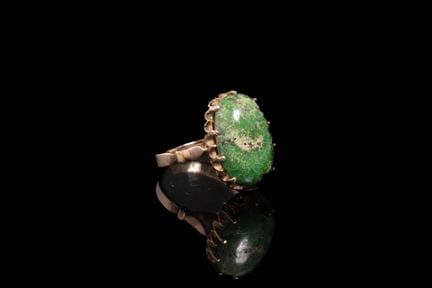 Ring aus 750er Gelbgold, besetzt mit einem ovalen 