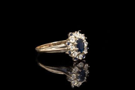 Margeritenring aus 750er Gelbgold, verziert mit ei