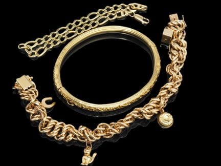 Set aus vier Armbändern aus 750er Gelbgold.
 – Ein