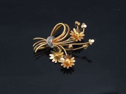 Brosche aus 750er Gelbgold in Form eines stilisier