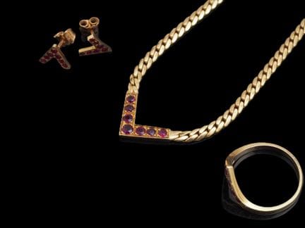 Set bestehend aus einer Halskette, einem Ring und 