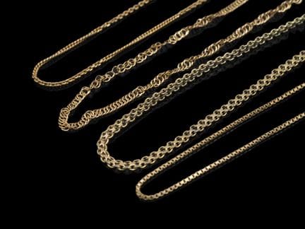 Set aus vier Halsketten aus 750er Gelbgold.
- davo