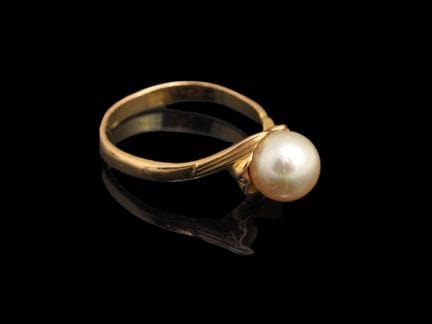 Ring aus 18 Karat Gelbgold (750/1000) mit einer Pe