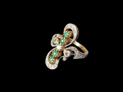 Antiker Goldring mit Edelsteinen.

5–6 g