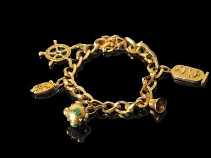 Armband aus 18 Karat Gelbgold (750/1000) mit Anhän