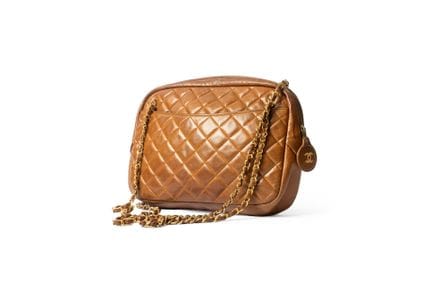 CHANEL
Sac Shopping en agneau de couleur noisette.