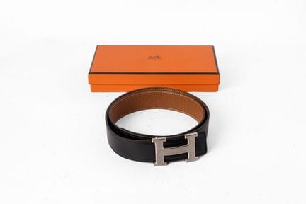 HERMES 
Ceinture en cuir noire avec boucle métalli
