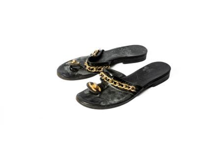 CHANEL
Coppia di sandali in pelle nera con dettagl