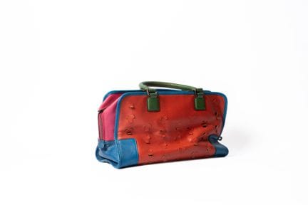LOEWE
Bolso de mano de piel granulada en rojo, azu
