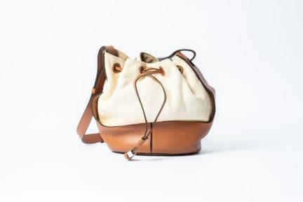 LOEWE
Borsa a tracolla in tela écru e morbida pell