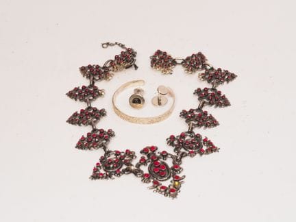ROCHAS, CARTIER e ANONYME
Set di gioielli composto