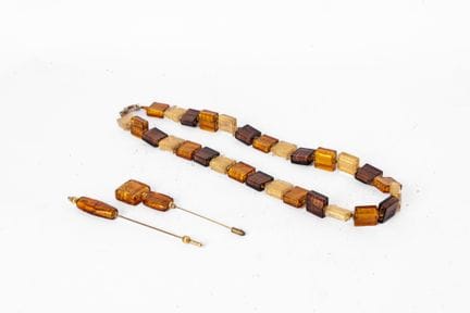 ANONIMO
Set composto da: 
- Una collana a forma di