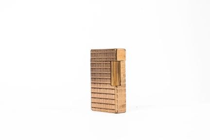 S.T. DUPONT
Gold-plated metal lighter with a guill