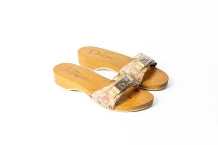 DIOR
Paio di sabot con suola in legno e chiusure c