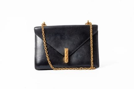 HERMES 
Pochette Alcaraz en veau box noir. Doublur