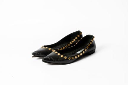 PRADA
一双黑色皮质铆钉芭蕾平底鞋。
标注尺码：37
有使用痕迹。