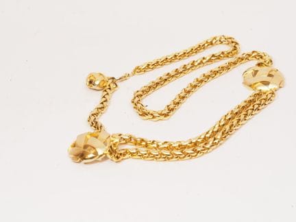 GUY LAROCHE
Gold-tone metal belt with large links.