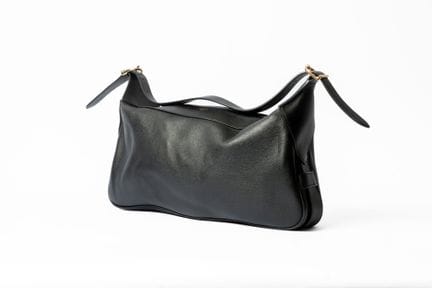 CELINE 
Sac Romy en veau souple noir. Doublure en 