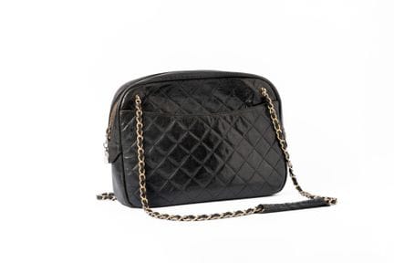 CHANEL
Sac shopping en agneau matelassé noir. Doub