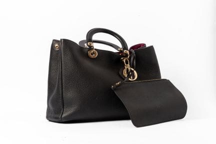 DIOR
Sac Diorissimo en veau grainé noir. Doublure 