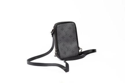LOUIS VUITTON
Sacoche en toile monogram graphite. 