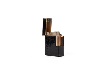 S.T. DUPONT
Gas lighter made of gold-plated metal 