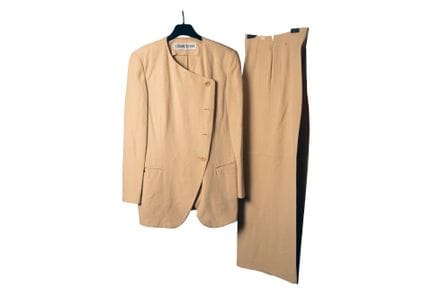 CERRUTI
Completo da tailleur beige con giacca senz
