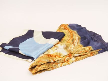 Christian DIOR
Silk scarf with geometric patterns 