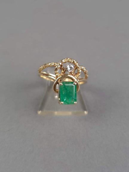 Bague en or 14k sertie d'une émeraude et petits br