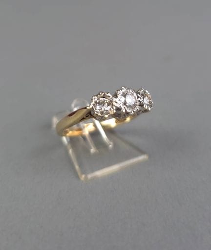 Bague en or 9k sertie de 3 diamants. Poids : 2,6 g
