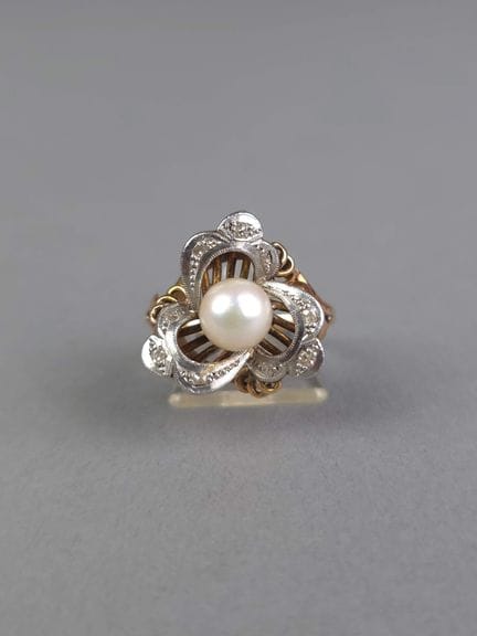 Bague ajourée en or 18k sertie d'une perle. Poids 