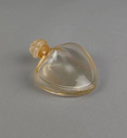 FLACON DE PARFUM
Flacon en verre de forme triangul